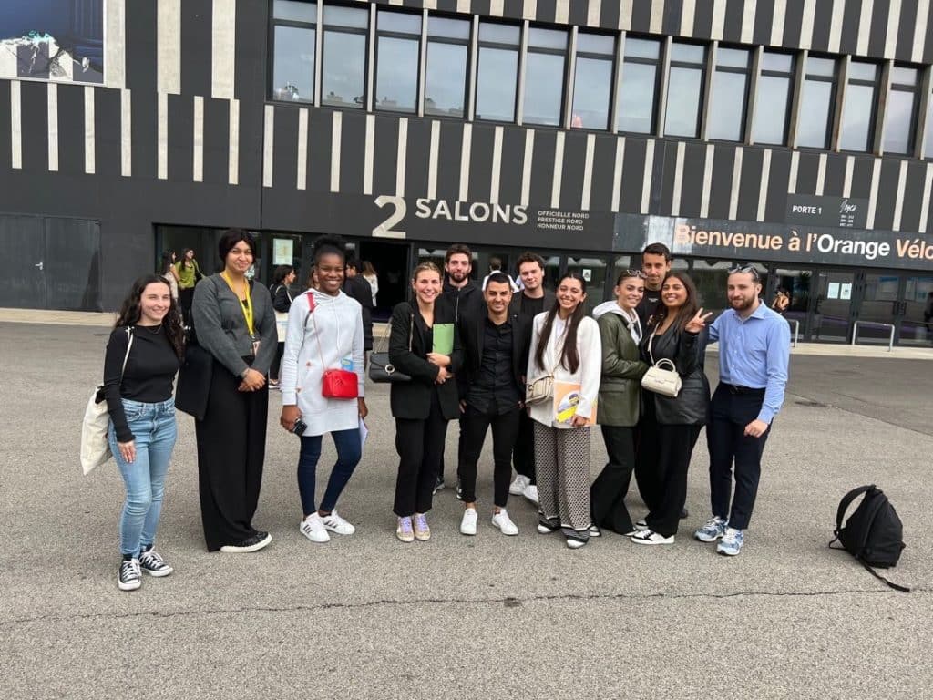 Etudiants devant le stade Orange Vélodrome Go entrepreneurs